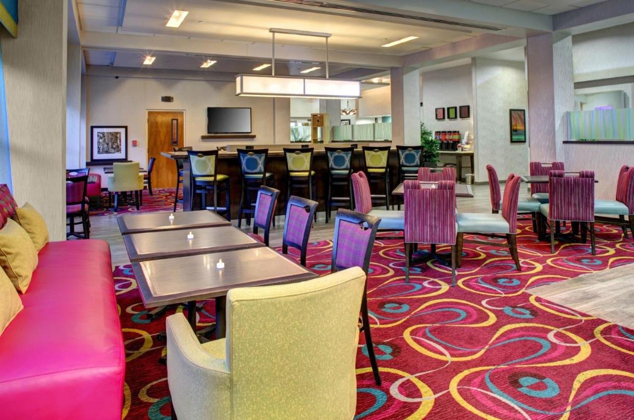 Hampton Inn Coconut Grove breakfast area