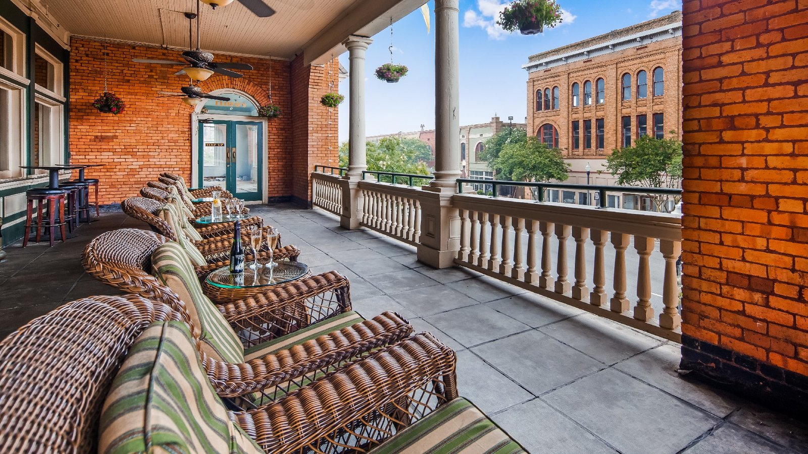 Windsor Hotel in Georgia Outside sitting area
